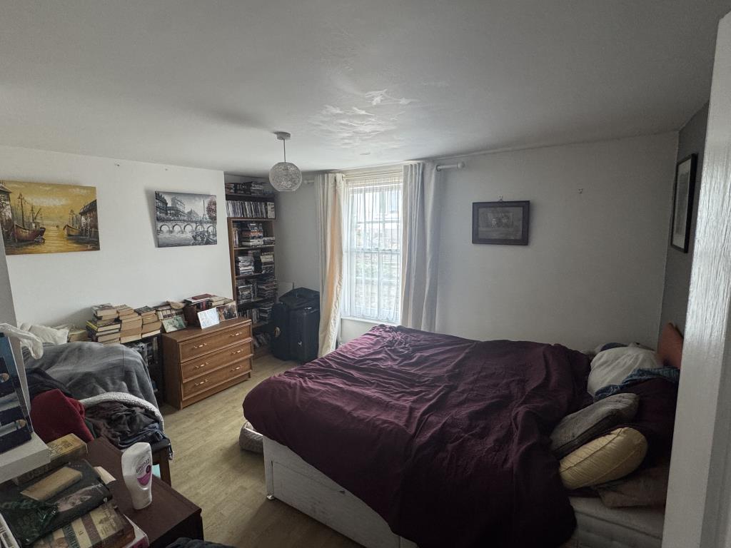 Lot: 6 - TOWN CENTRE MAISONETTE WITH GARDEN FOR INVESTMENT OR OCCUPATION - Bedroom